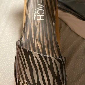 Brand new zebra jelly slides size 9